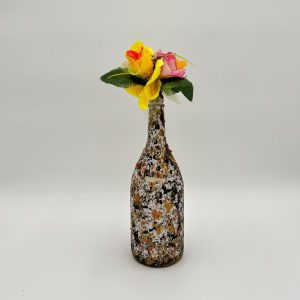 Multicolor vase with brown, orange and gray shades, with flowers placed inside.